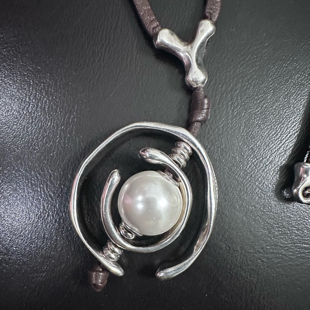 UNOde50 necklace with leather and pearl